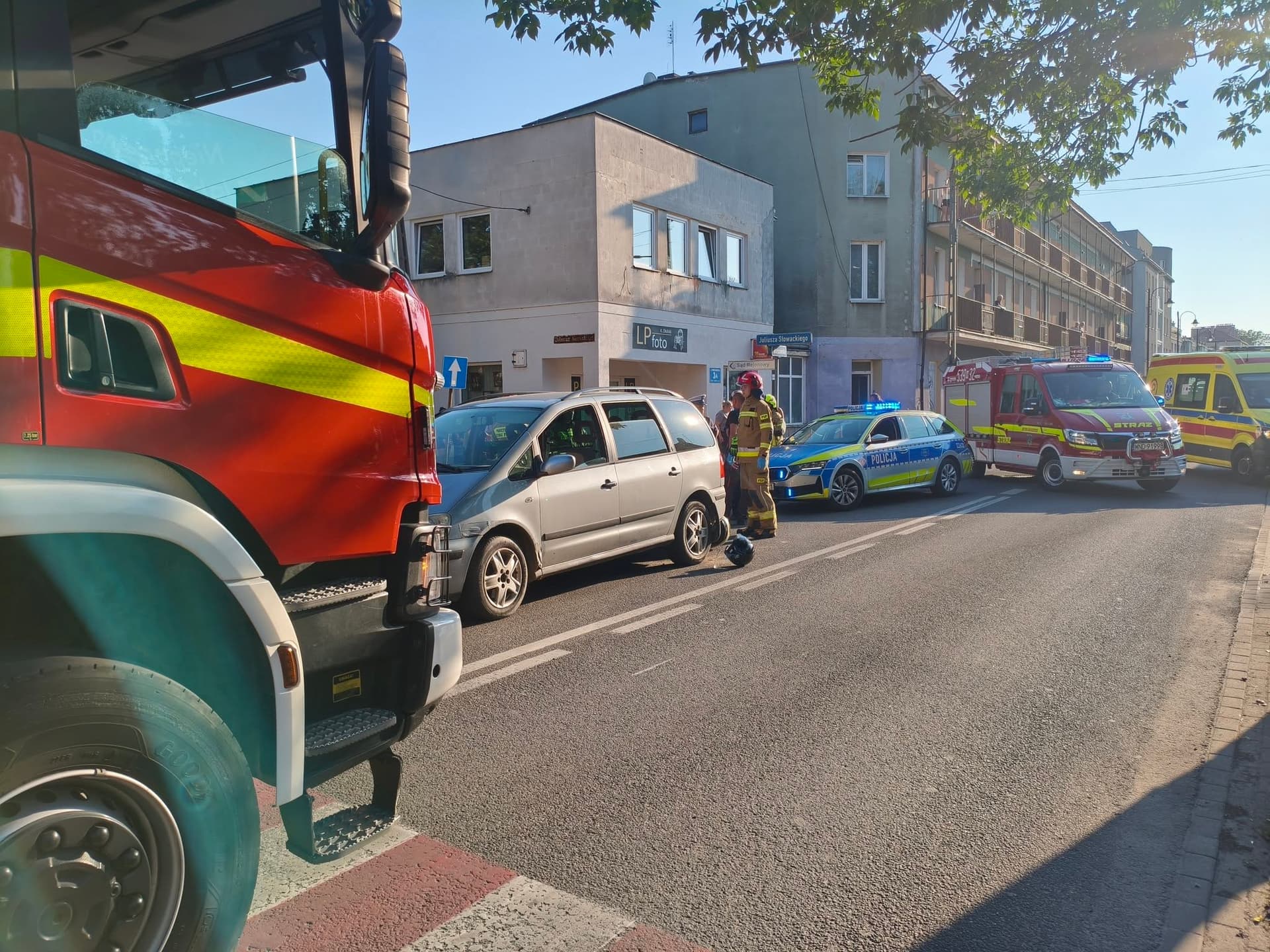 Zderzenie osobówki ze skuterem. Jedna osoba poszkodowana.