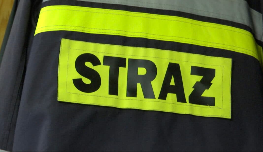 Zderzenie pociągu z osobówką. Kierowca zakleszczony