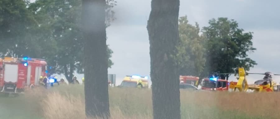 Zderzenie samochodów na drodze krajowej. Dwie osoby ranne. Lądował śmigłowiec LPR