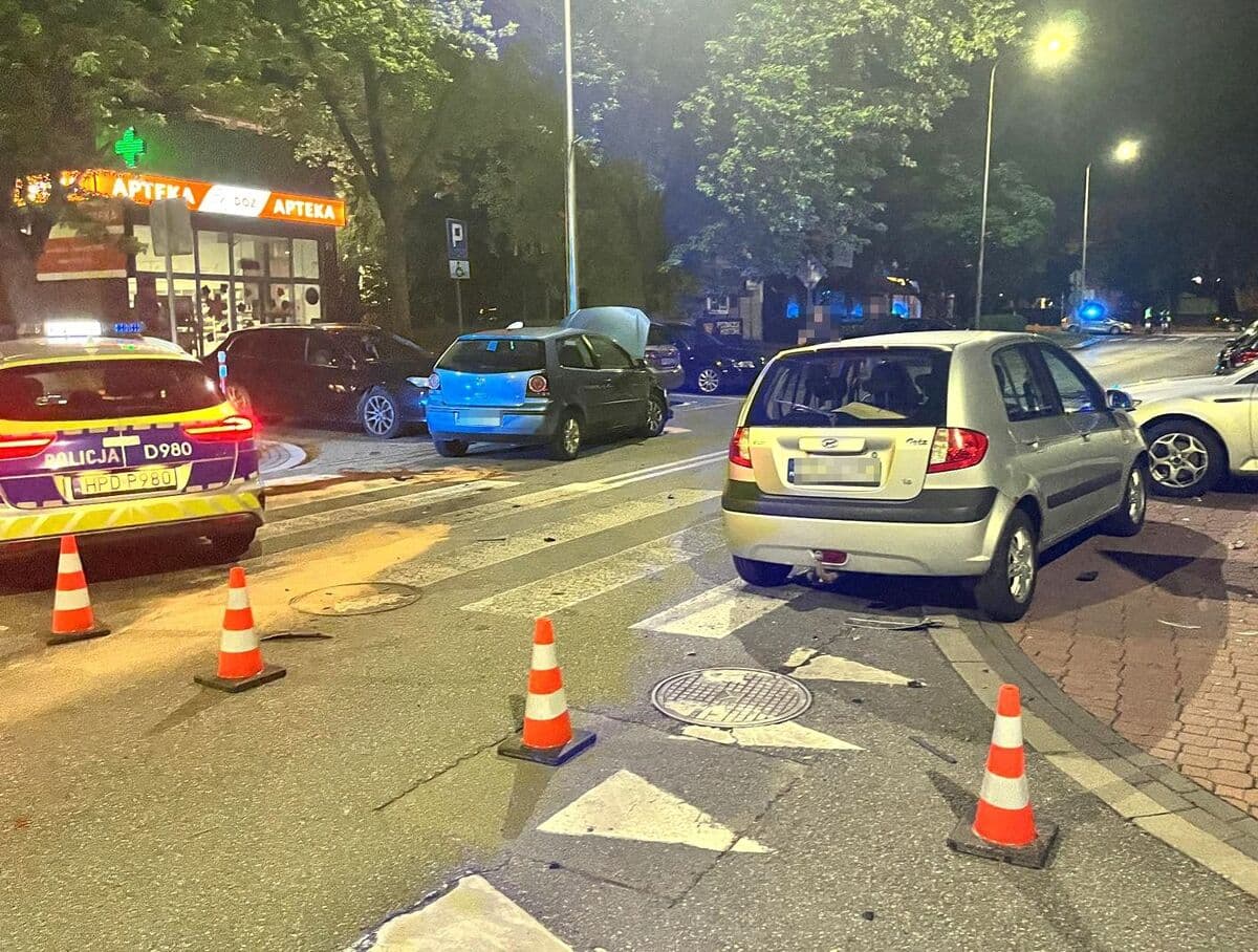 Zderzenie samochodów na skrzyżowaniu w Puławach. 51-latka trafiła do szpitala