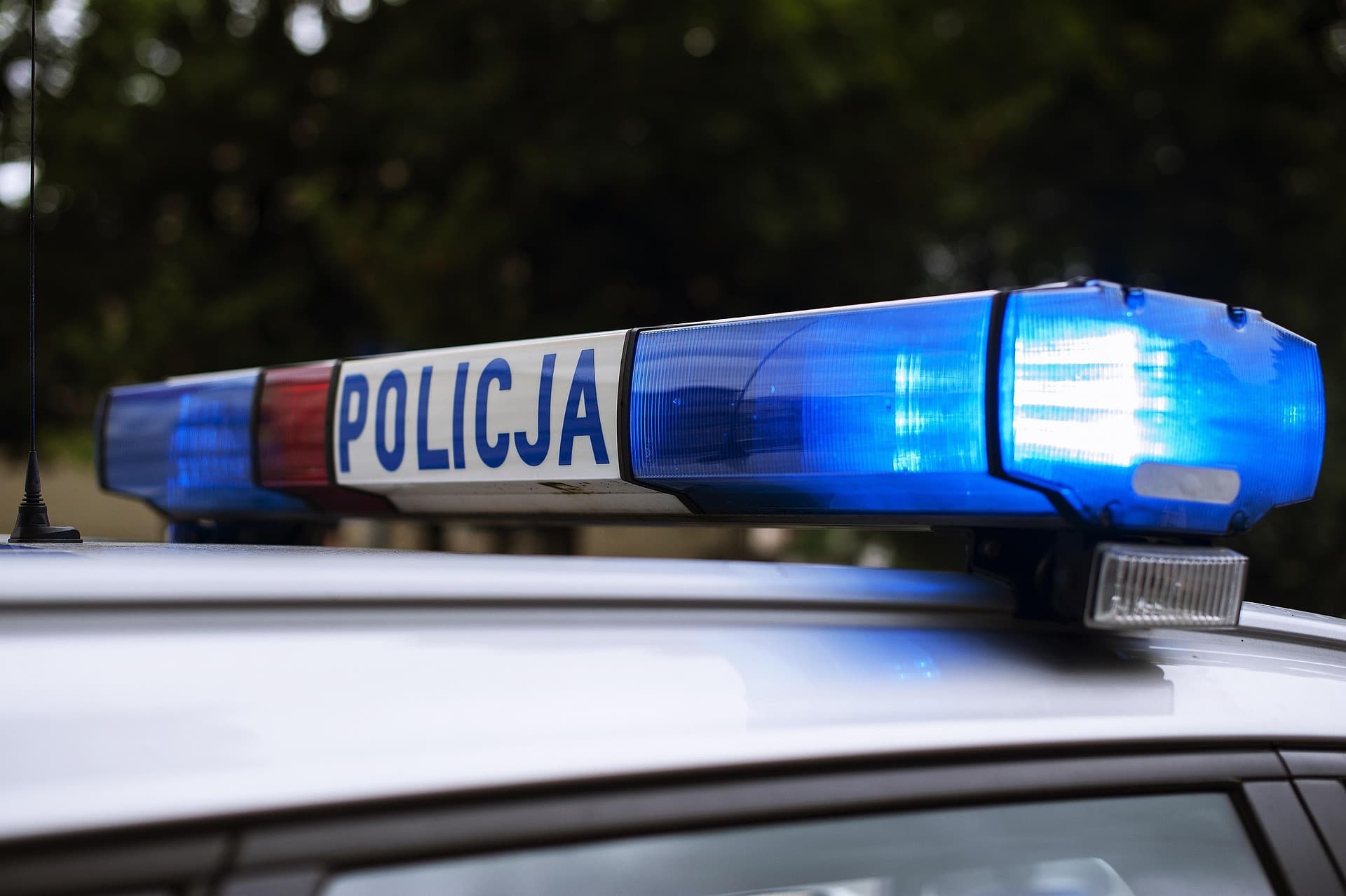 Zderzenie samochodów przy galerii handlowej. Jedna osoba zakleszczona w pojeździe
