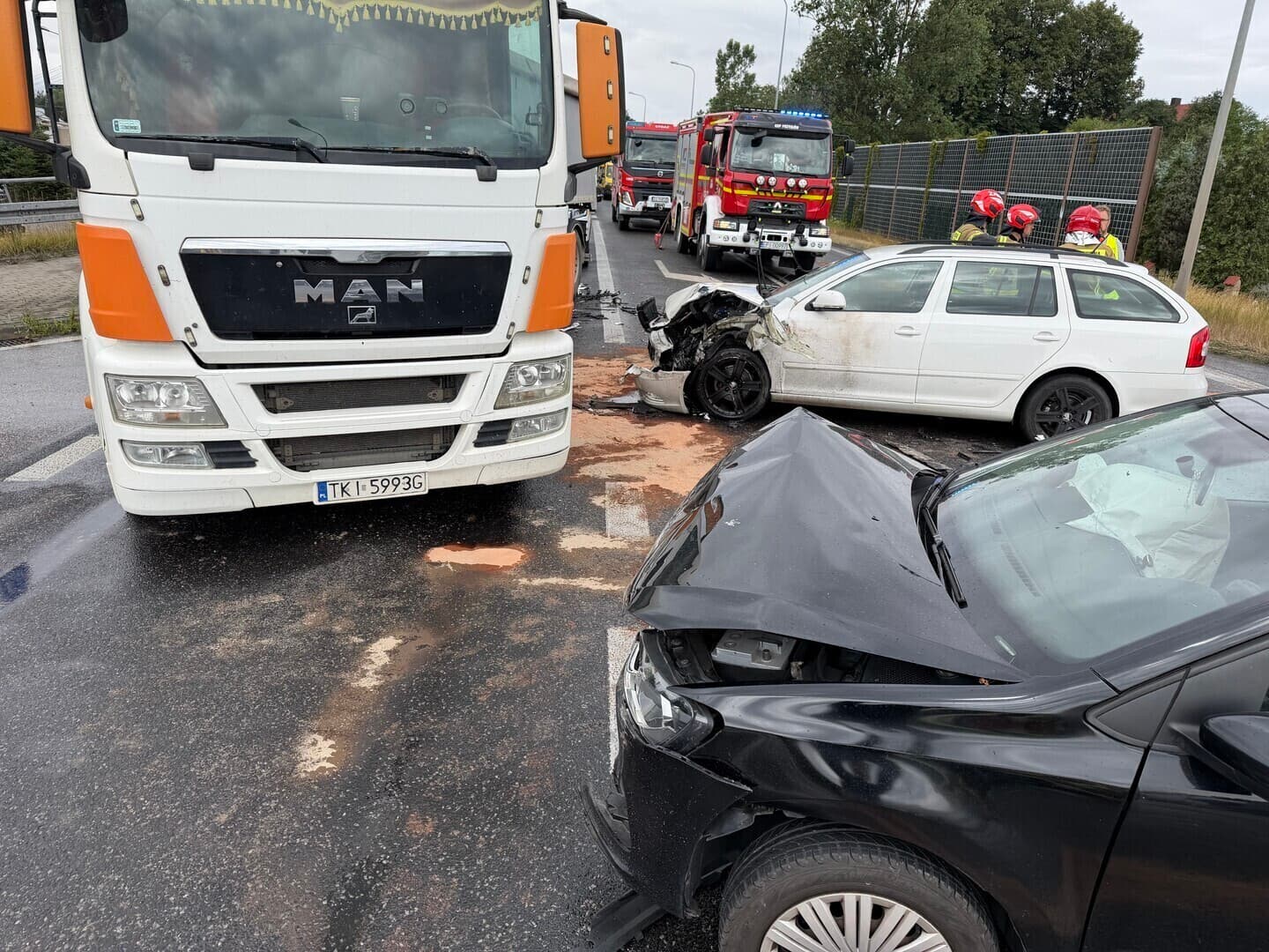 Zderzenie trzech pojazdów na DK12 w Przygłowie. Droga całkowicie zablokowana