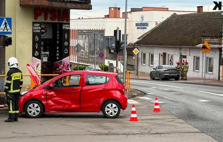 Zderzenie w centrum Kalwarii. Wakacyjny ruch na DK52 daje o sobie znać