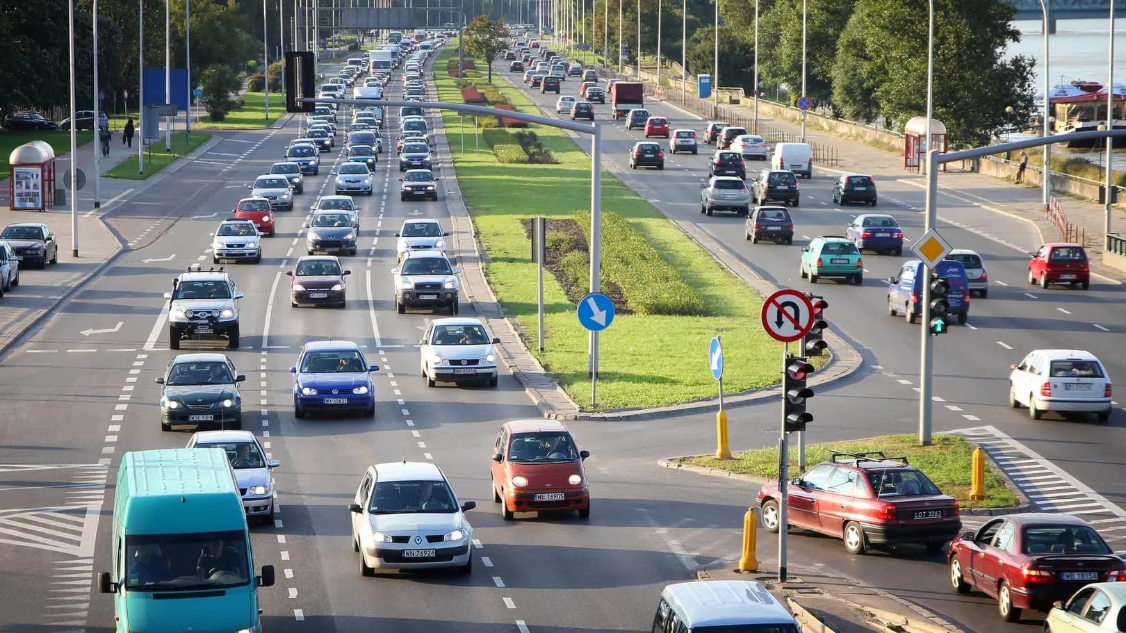 Zderzenie z motocyklistą i korek na Wisłostradzie w porannym szczycie