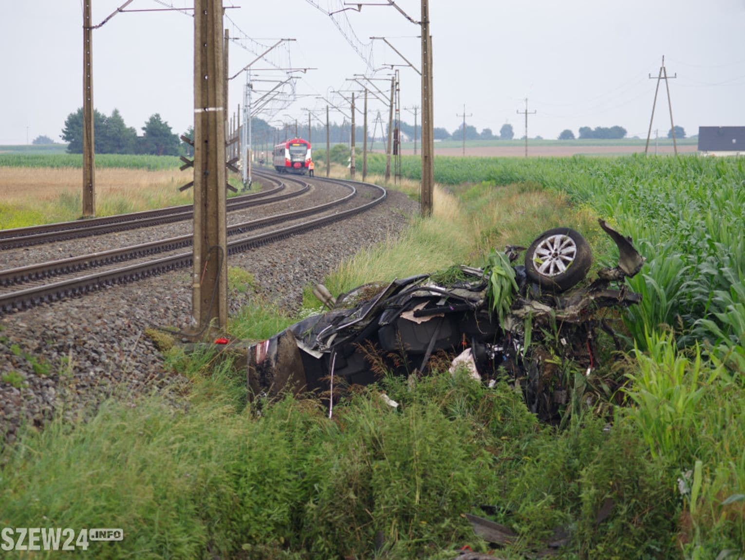 Zderzenie z pociągiem. Auto zmiażdżone