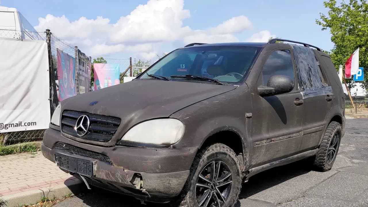Zdezelowany Mercedes bez tablic stoi przy ul. Gałczyńskiego