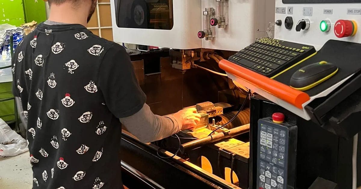 Zepsuta część, której nikt już nie produkuje? Pomorskie firmy coraz częściej zamawiają plastikowe elementy szyte na miarę