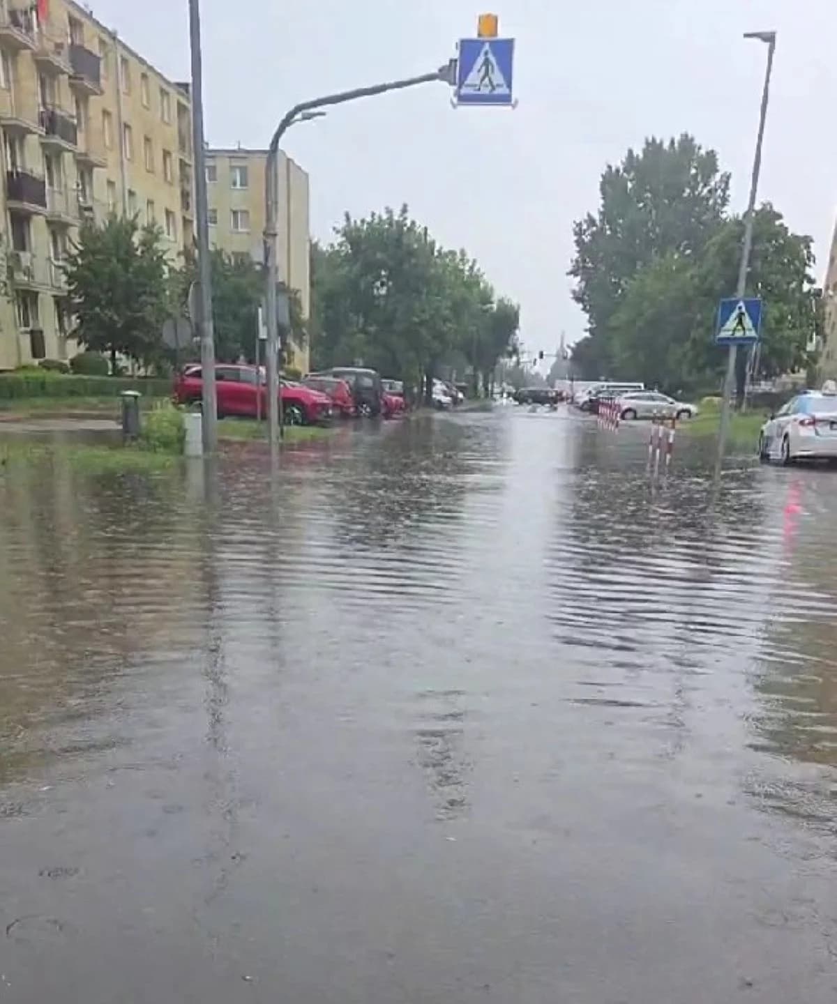 Zgierz pod wodą. "Studzienki niby odbierają, ale nie dają rady"