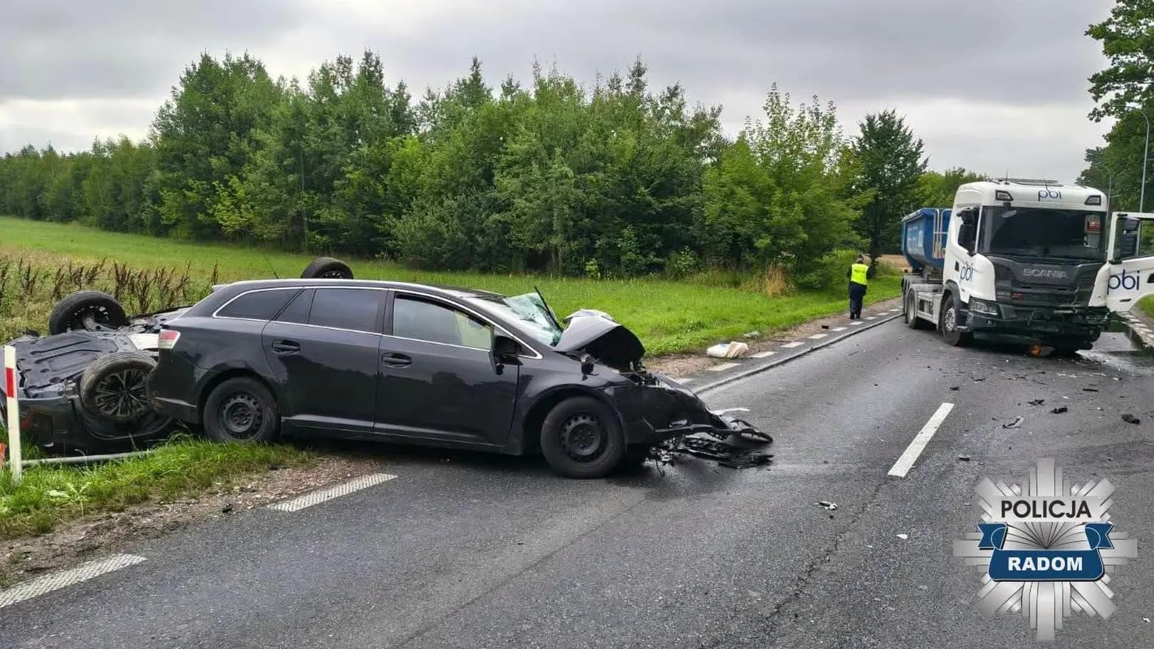 Zjechał na przeciwny pas ruchu, zderzył się z osobówką i dwiema ciężarówkami
