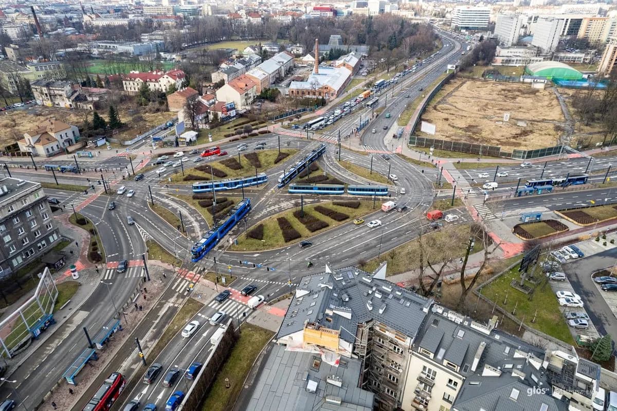 Złe informacje dla tysięcy pasażerów w Krakowie. Remont kluczowego odcinka potrwa dłużej
