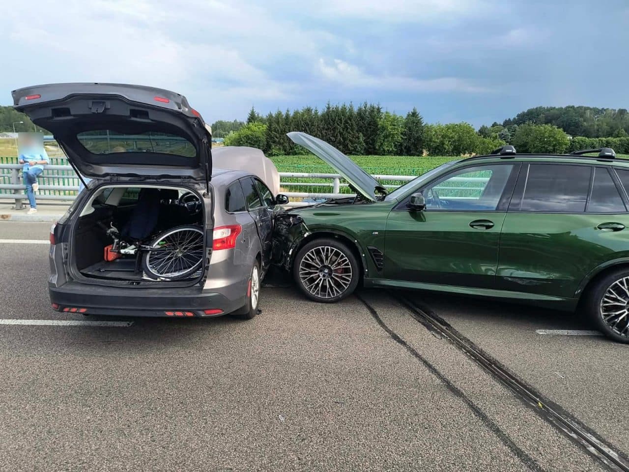 Zmieniał pas jezdni. Doprowadził do zderzenia z BMW i Fordem