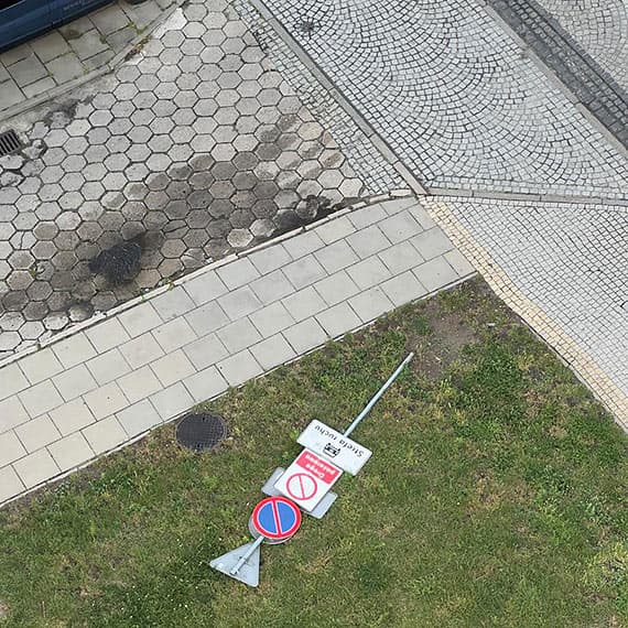 Znak się zmęczył? Od tygodnia odpoczywa na trawniku, a mieszkańcy rozkładają ręce