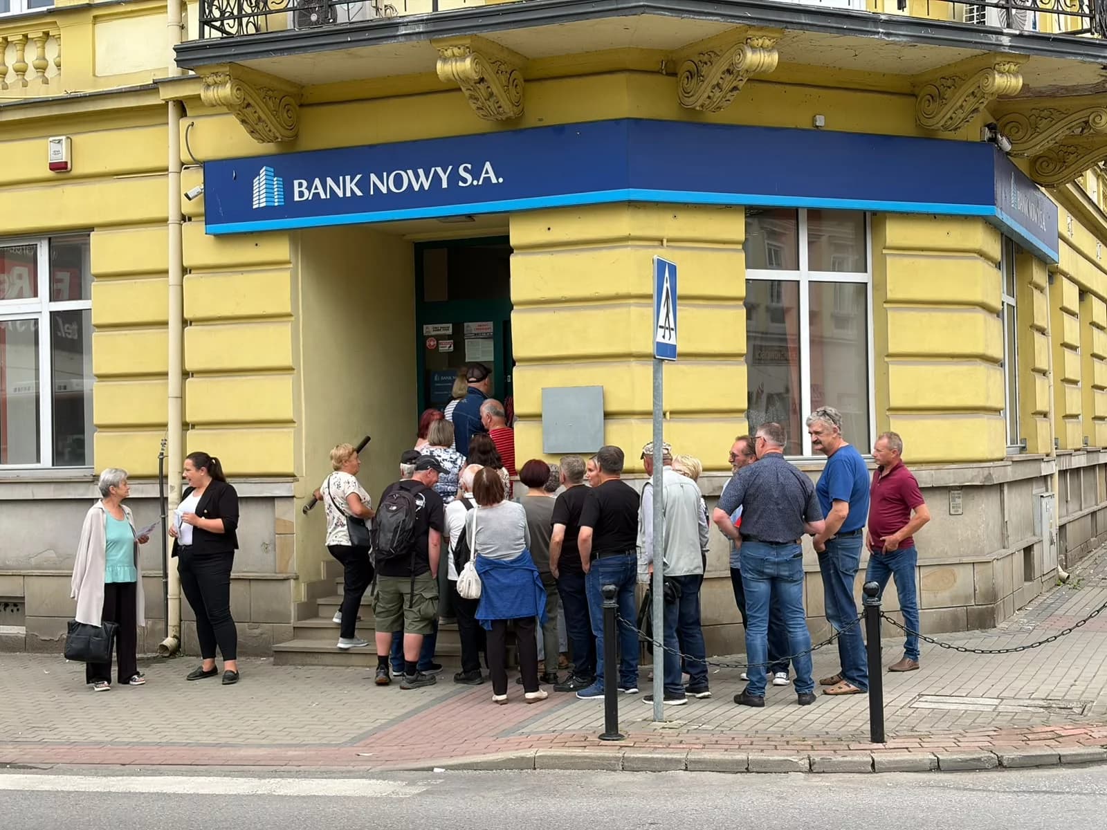 Znikają oddziały Banku Nowego SA. Kolejki zaniepokojonych klientów przed placówką w Sanoku