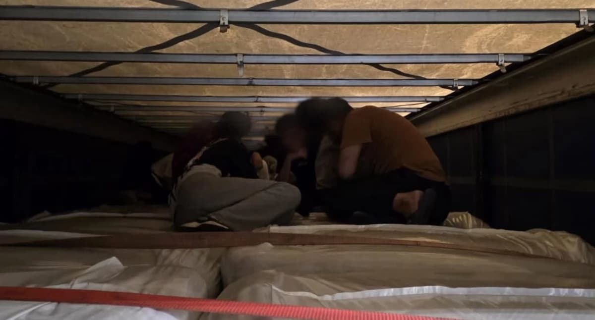 Znów przemyt ludzi w Budzisku! 27 migrantów ukrytych w transporcie torfu na rumuńskich rejestracjach