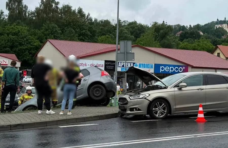 Znowu kolizja pod Biedronką w Kalwarii. To miejsce naprawdę jest pechowe