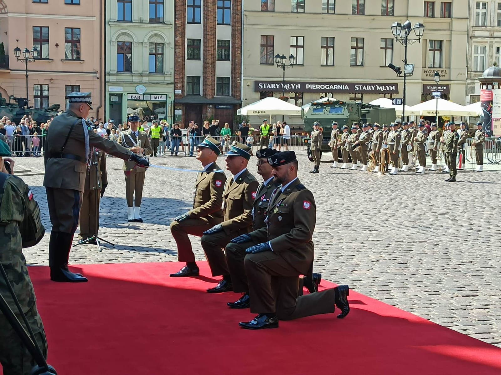 Żołnierze mianowani na pierwszy stopień oficerski na Rynku Staromiejskim w Toruniu. „To zaszczytna funkcja"