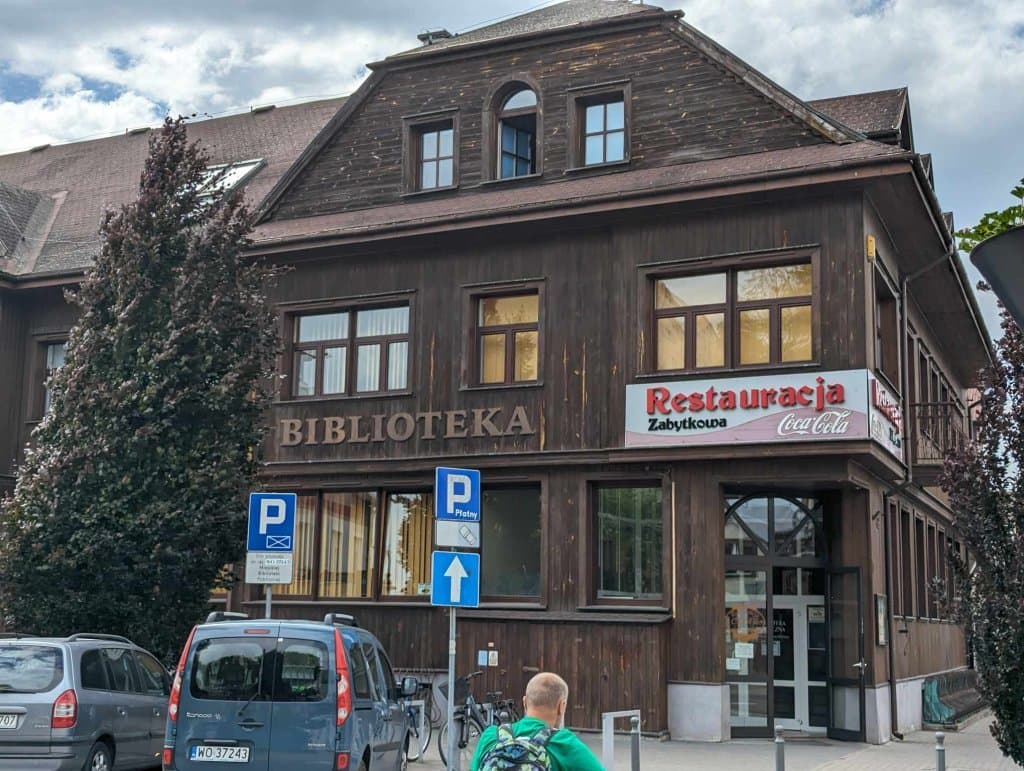 Zrób własne bursztynowe korale. Warsztaty dla rodzin w ostrołęckiej bibliotece