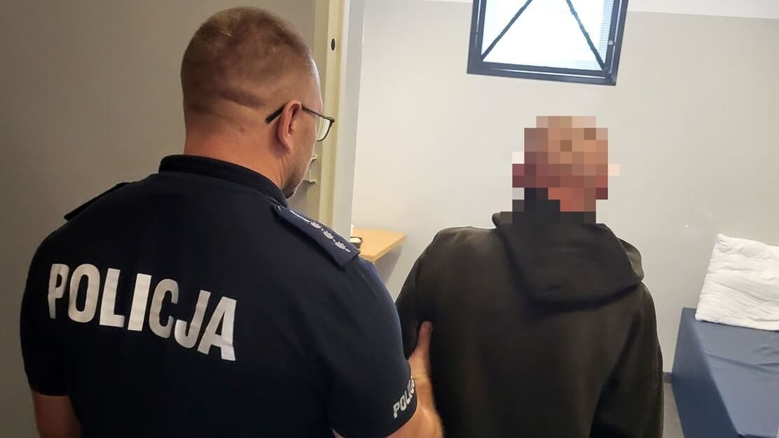 Zuchwała kradzież w Aleksandrowie Kujawskim. Senior stracił torbę, policja zatrzymała dwóch podejrzanych