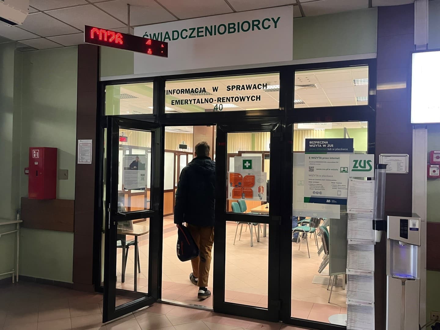 ZUS ostrzega. Uważaj na oferowaną pomoc przy świadczeniu wspierającym, może ona sporo kosztować
