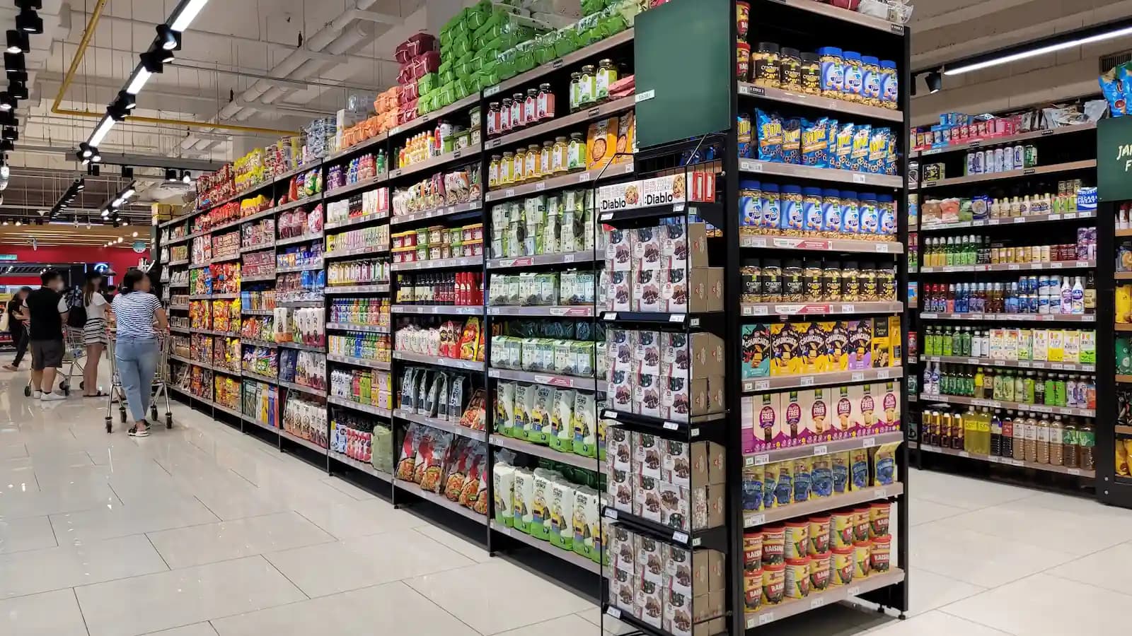 Zwróć uwagę na płytki podłogowe przy najdroższych produktach. W tę pułapkę wpada większość klientów