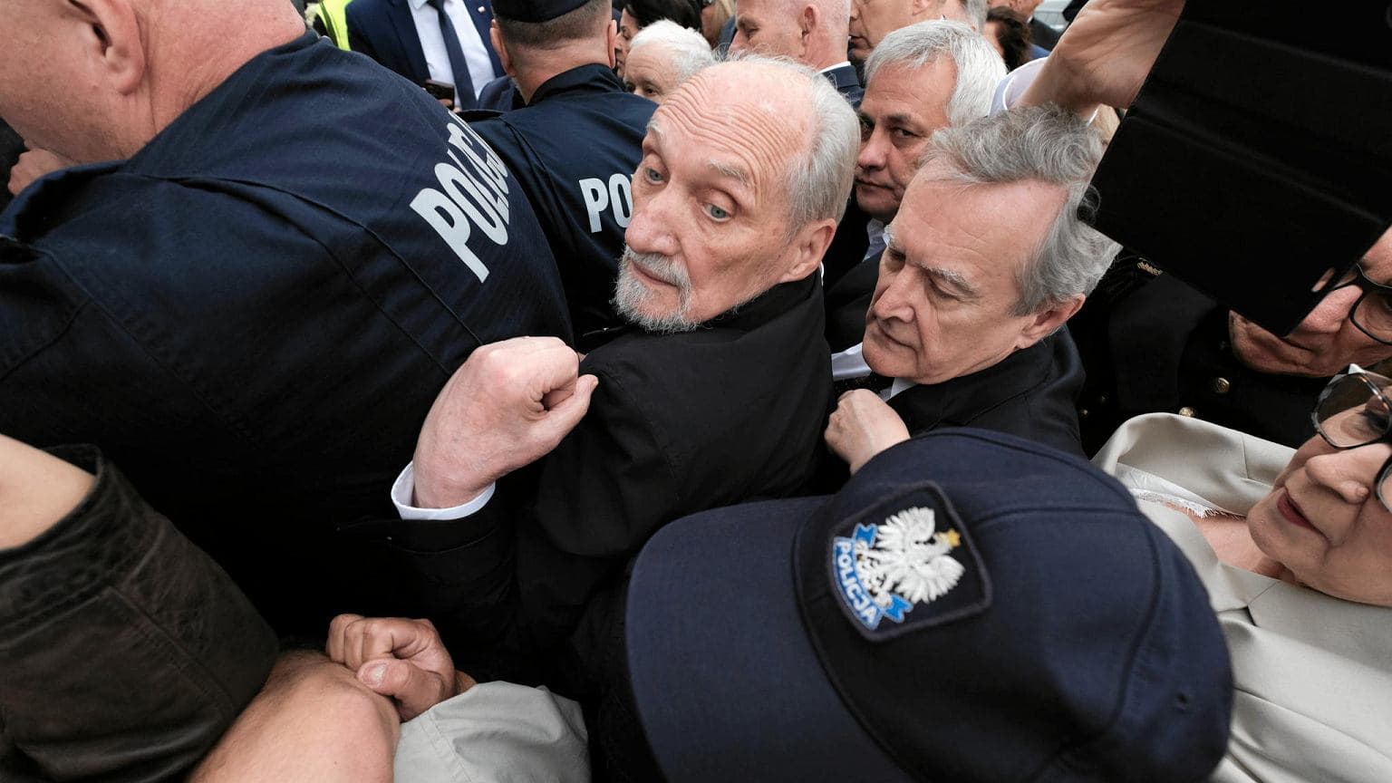 Antoni Macierewicz w środku nocnej awantury. Interweniowała policja. "Napadł na nas"