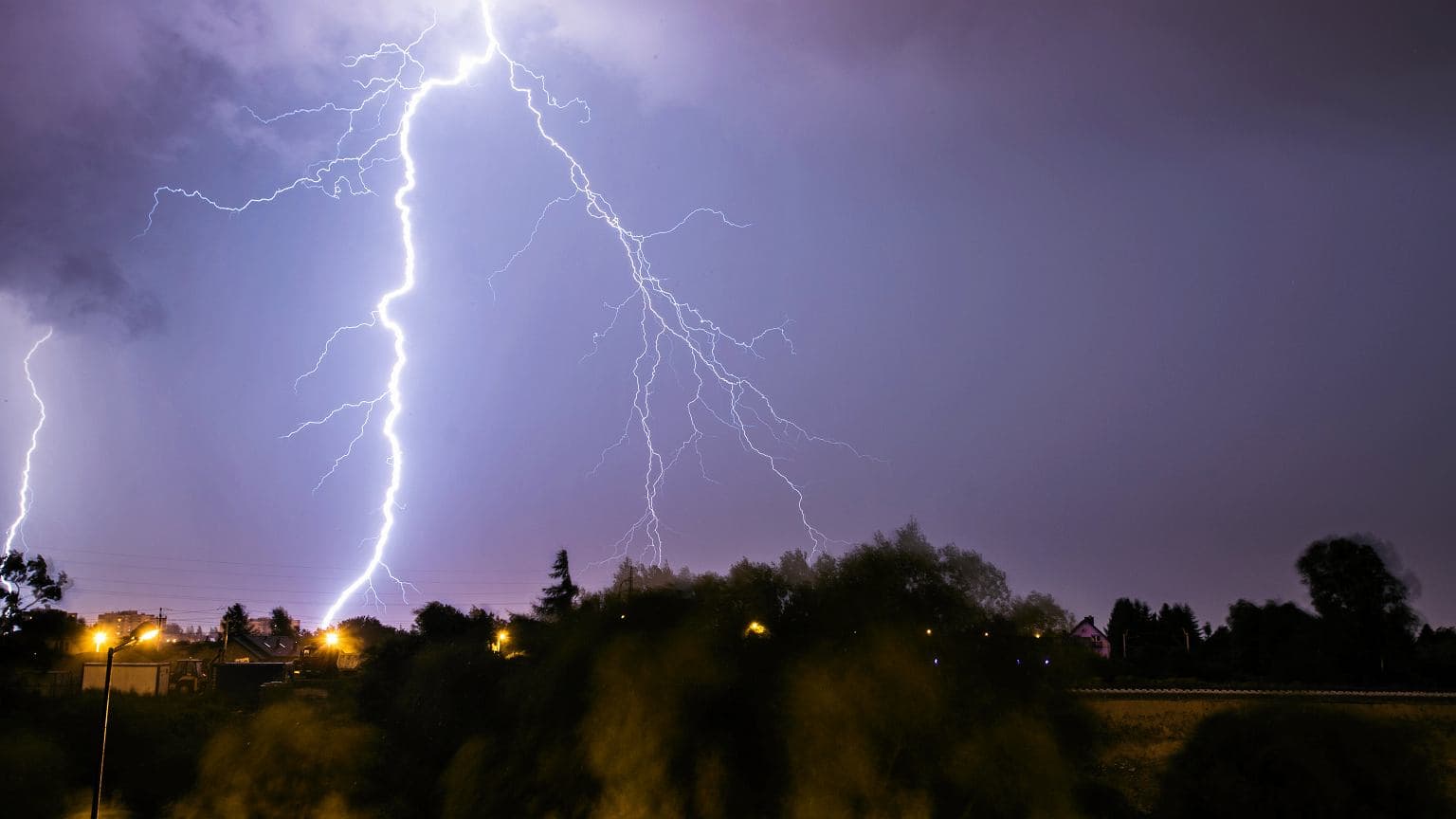 Burze z deszczem i gradem na południu kraju. IMGW wydał ostrzeżenie najwyższego stopnia