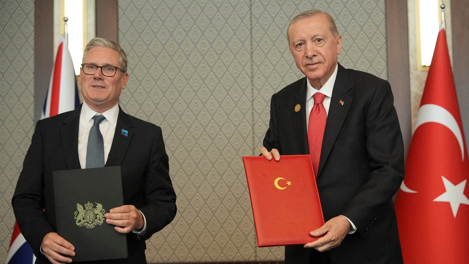 Erdogan przekazał liderom państw NATO nietypowe prezenty. Starmer zostawił swój w Turcji