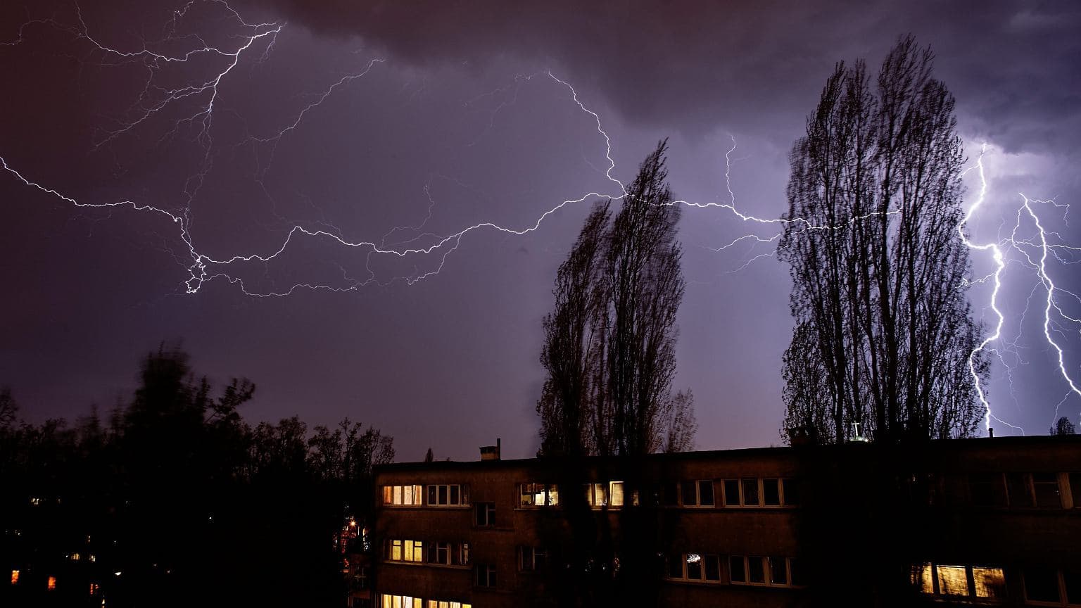 IMGW ostrzega przed burzami w dziesięciu województwach. Możliwe opady gradu