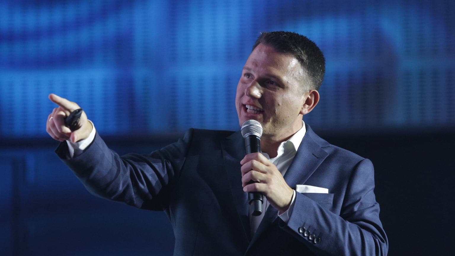 Konfederacje rozdają karty w sondażu. Politolog: Zyskują dzięki napięciu z Ukrainą