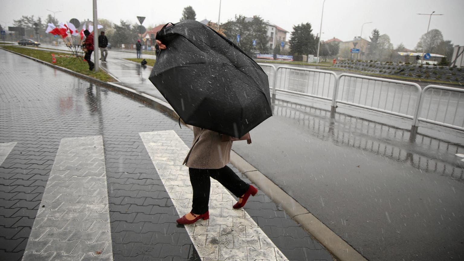 Nadchodzi załamanie pogody. IMGW ostrzega przed ulewami i wichurami. Są czerwone alerty
