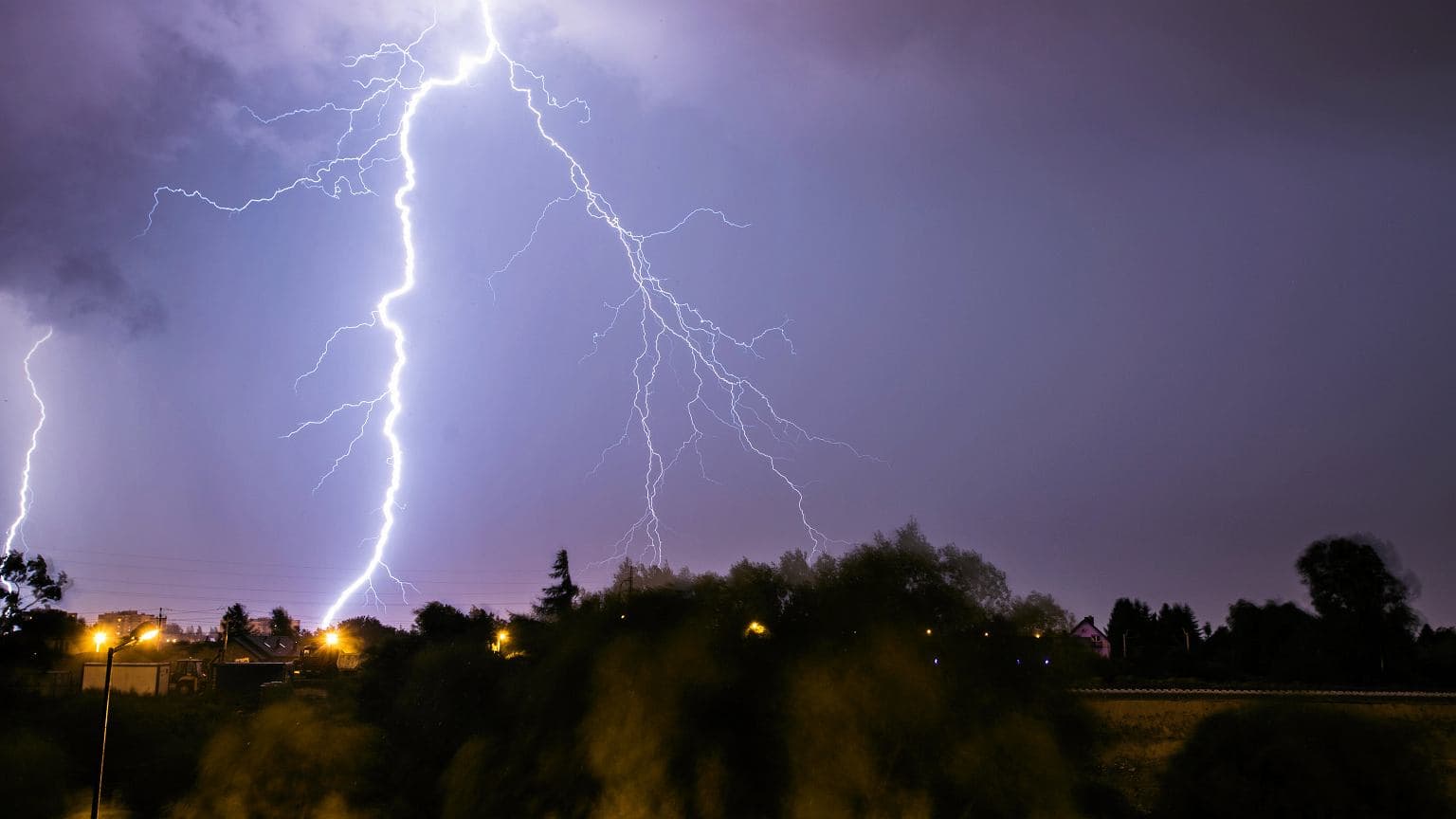 Nawałnice przetoczyły się przez Polskę. Tysiące zgłoszeń, ranni i problemy na lotnisku