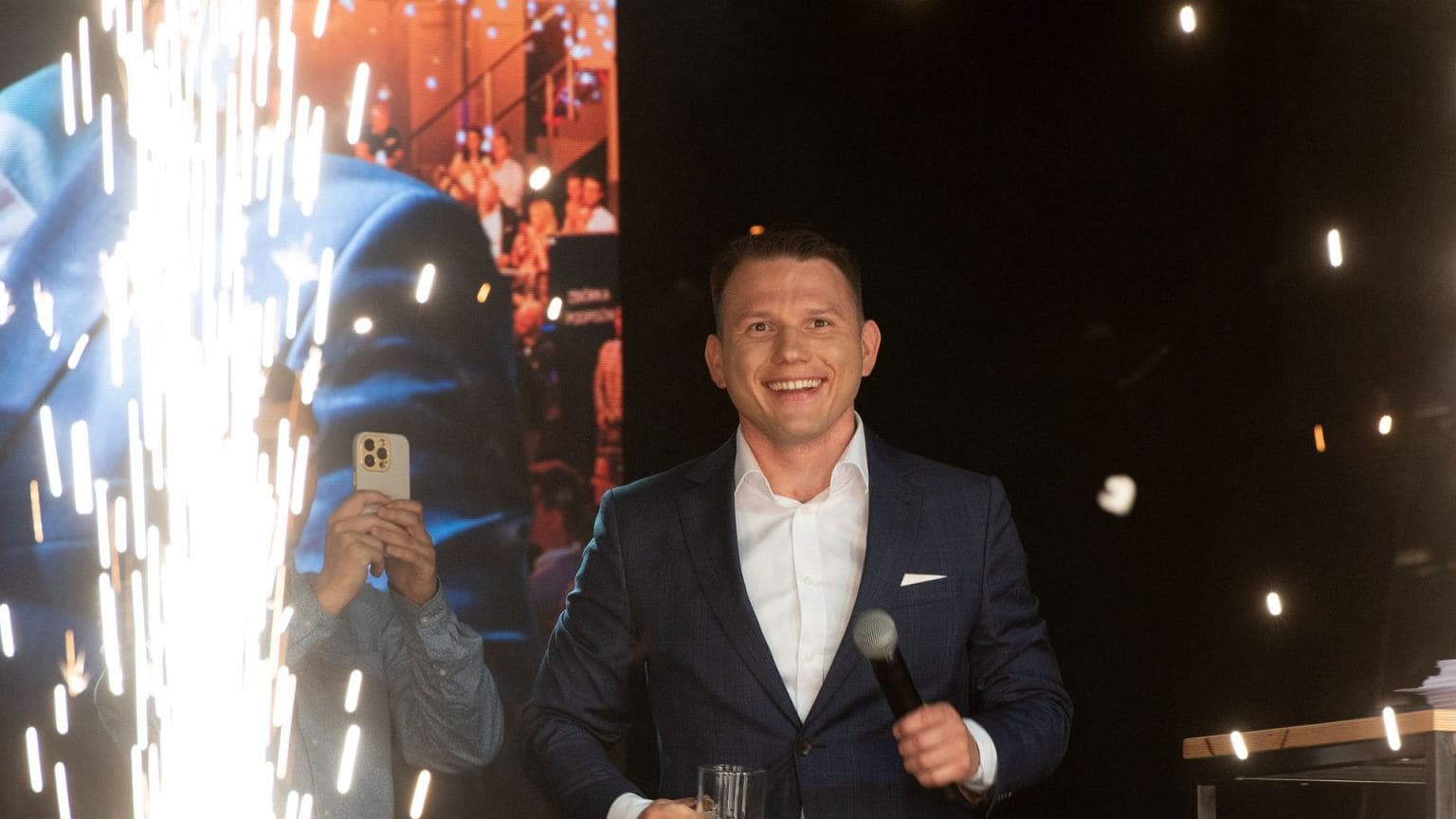 Niepokojący sondaż dla koalicji rządzącej. Konfederacja rośnie w siłę