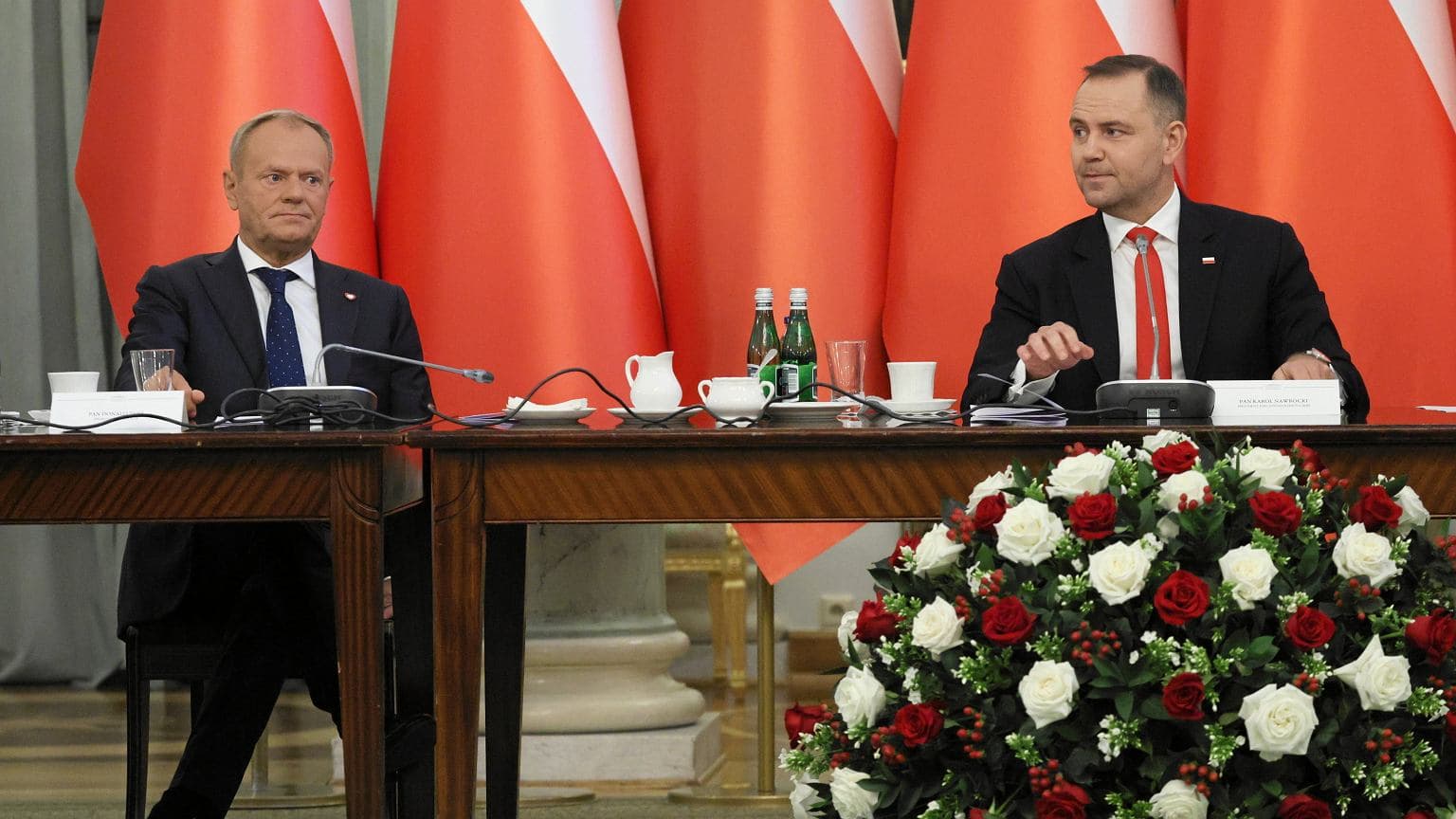 Nowy sondaż CBOS. Komu ufają Polacy? Złe wiadomości dla Tuska i Trzaskowskiego
