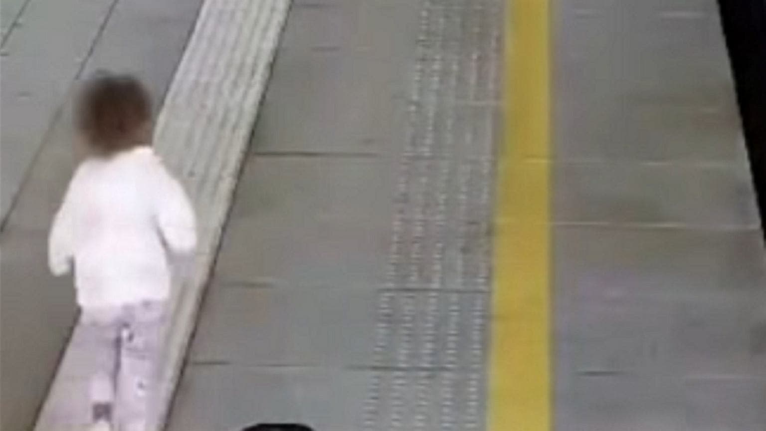 Pociąg odjechał bez 5-latki z Dworca Zachodniego. Jest nagranie