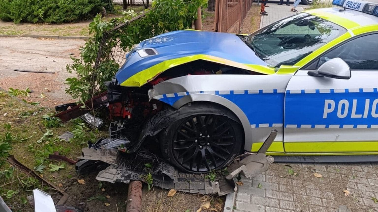 Policyjny Mustang zderzył się z samochodem. Kolizja w woj. mazowieckim
