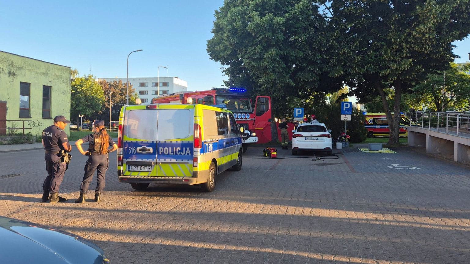 Ewakuacja komendy w Iławie. Podejrzana paczka zraniła policjanta