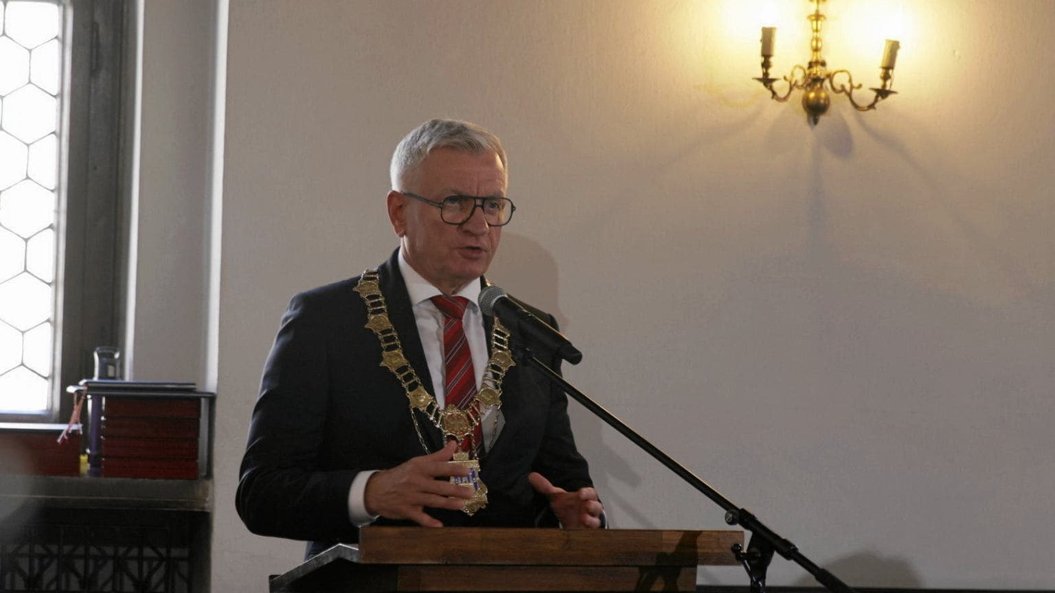 Prezydent Poznania odgrodzony czerwoną taśmą. To reakcja na atak tortem