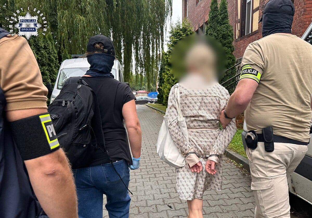 Prudnik: 54-letnia lekarka wyprowadzona ze szpitala w kajdankach. Śledczy zarzucają jej korupcję