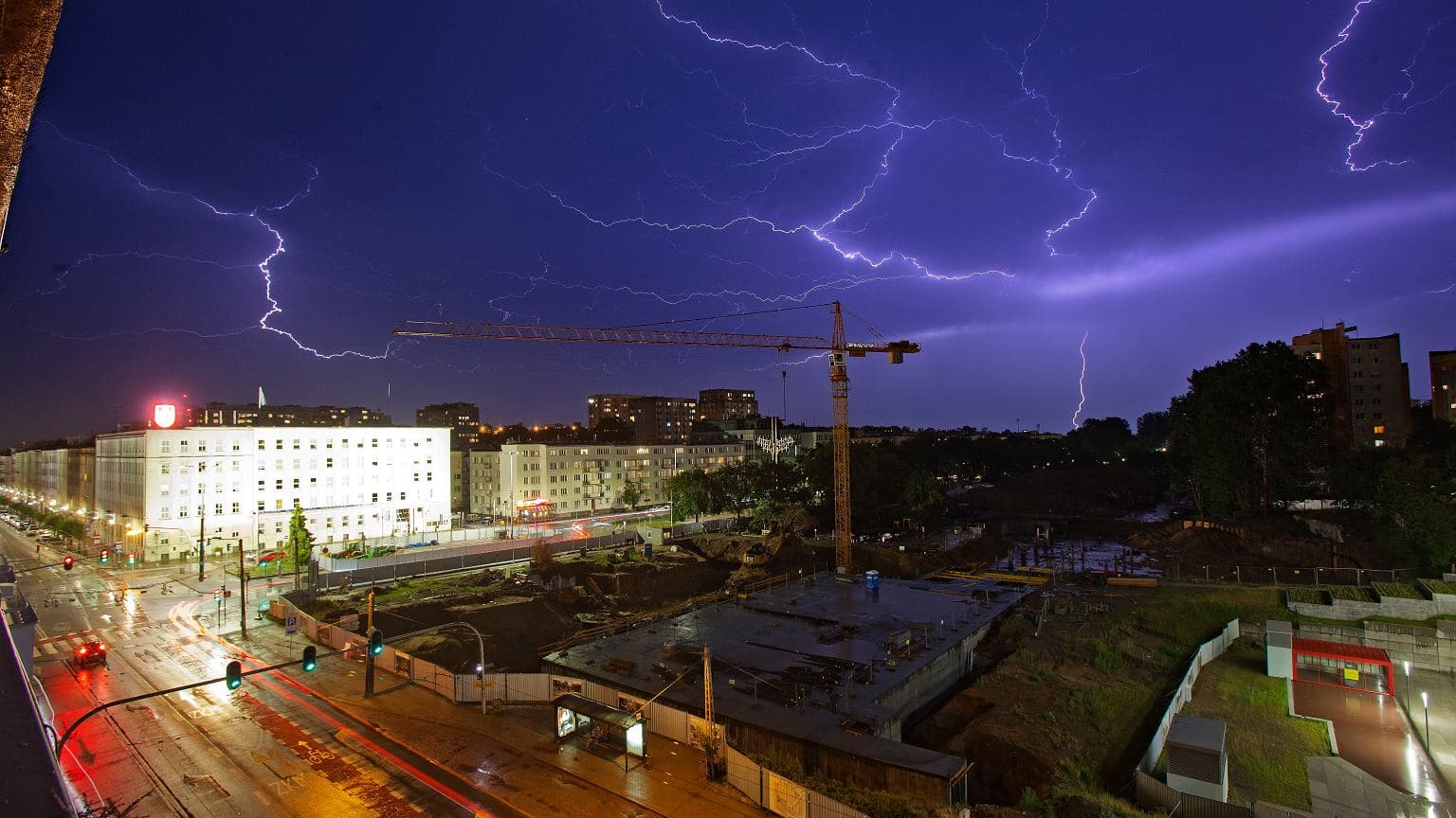 Skwar, burze i przerwy w dostawie prądu. Pogodowy alarm w całej Polsce