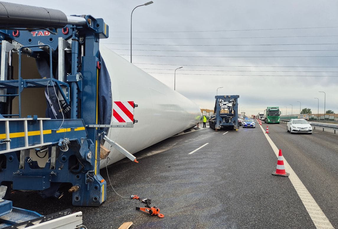 Z ciężarówki wypadły elementy turbiny wiatrowej. Olbrzymie utrudnienia na A4