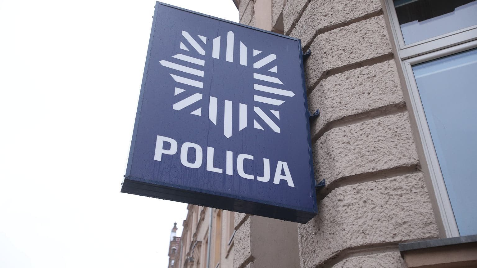 Zaatakował policjantów kastetami, są ranni. Napastnik wykrzykiwał, że jest prześladowany