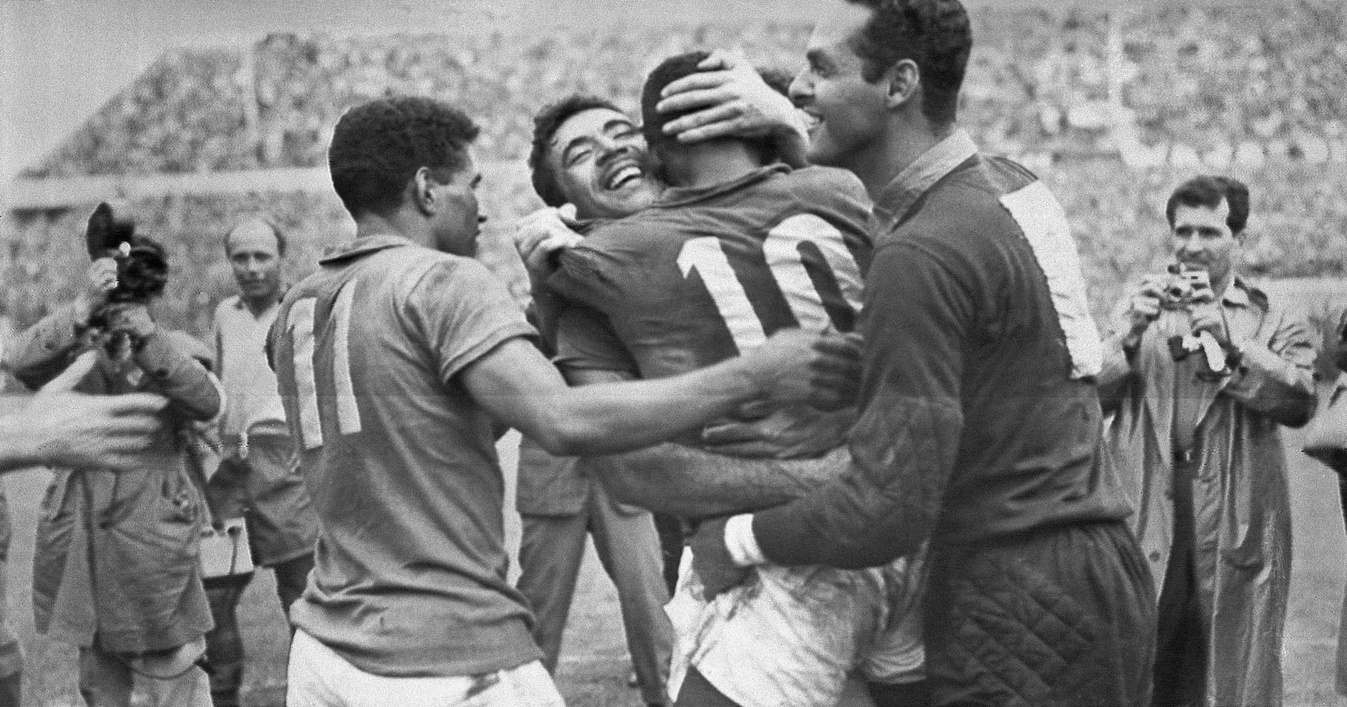 W finale Brazylia rozbiła Szwecję 5:2. Pelé zachwycił świat