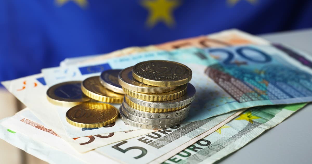 Węgrzy i Polacy po dwóch stronach skali. Tak wygląda poparcie dla euro
