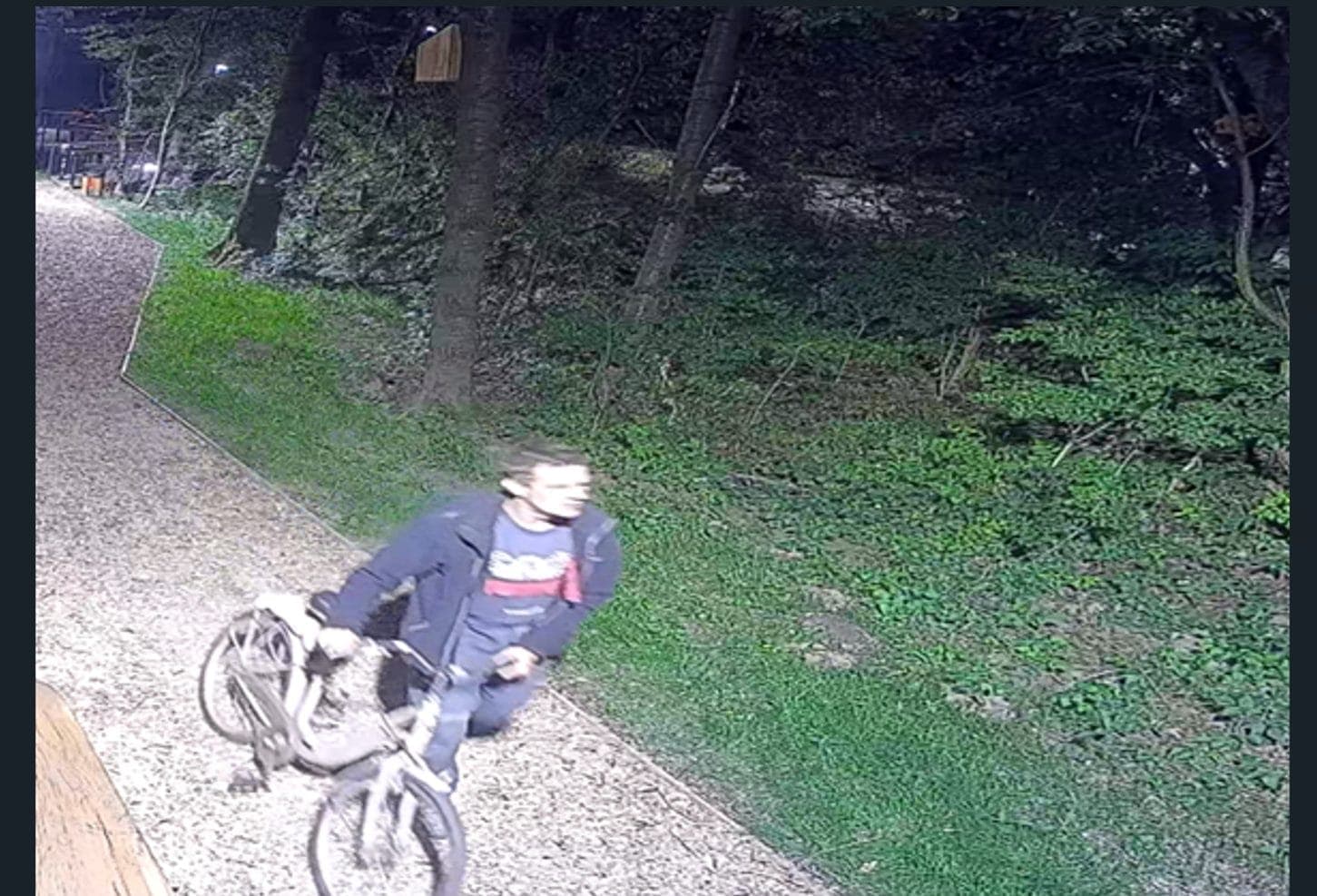 Kęty. Policja opublikowała nowe zdjęcia mężczyzny podejrzewanego o kradzież hamaka. Rozpoznajesz go?